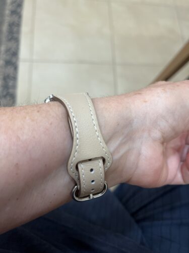 רצועת עור לשעון אפל צרה אבזם עגול 38/40/41mm בצבע Starlight photo review